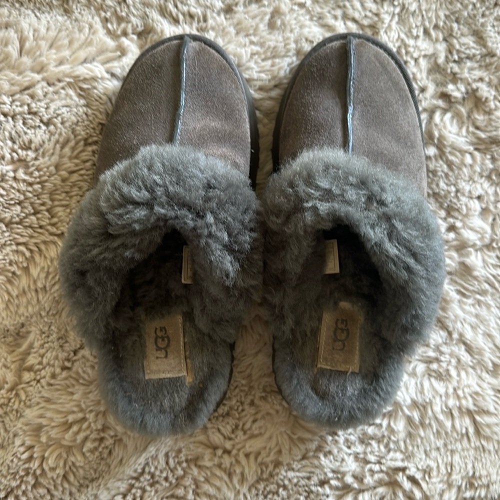 Ugg gray slippers with platform size 8 gently used in good condition.